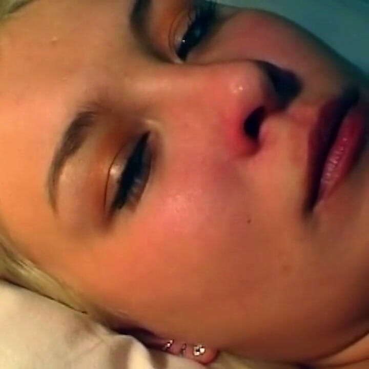 Blondynka dotyka jej nasączonej cipki na żywo