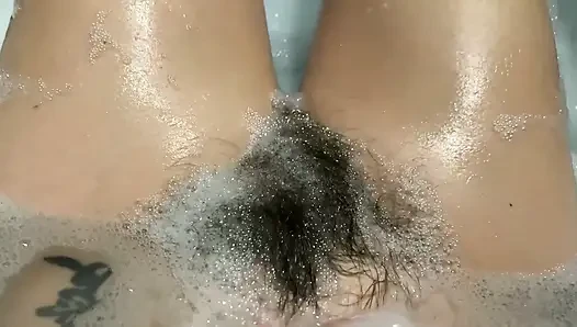 Haariger busch unter wasser in der badewanne