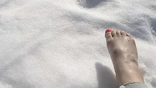 Ich laufe barfuß im Schnee, der Schnee knirscht unter meinen Zehen.