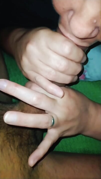 Bibi melihatnya telanjang dan ingin merawat kontol keponakan tirinya.