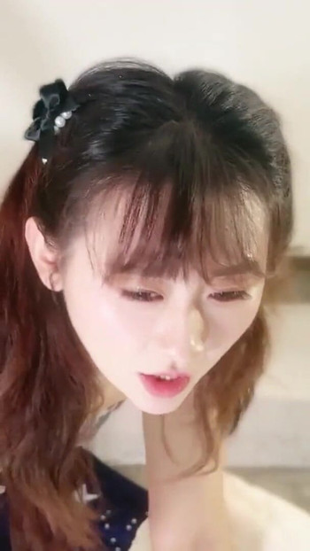 Το σκυθρωπό στρέιτ κορίτσι ηρεμήθηκε από ένα δαντελένιο κορίτσι και γαμήθηκε από έναν άγνωστο άντρα στο ανοιξιάτικο όνειρό της | Κλιπ 1