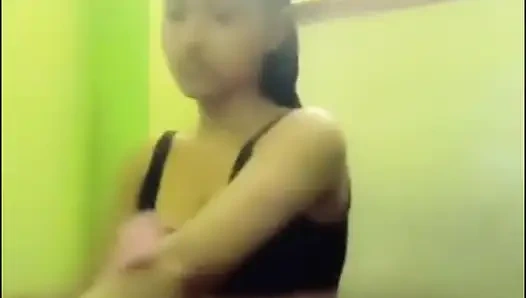 18+ Hintli genç kız banyodan sonra orgasam'ı parmaklıyor hintli köylü kadın kremsi amcık