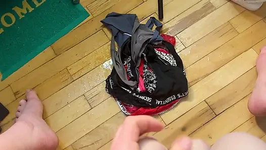 Masukin celana dalam 10 pasang di kedua lubang untuk sama teman sekamarku yang mesum