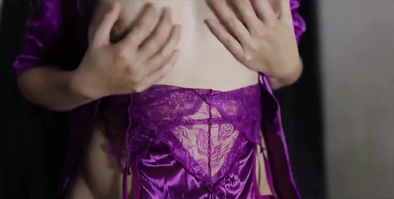 Ein super glattes indonesisches mädchen in satin-dessous beim schwanzreiten