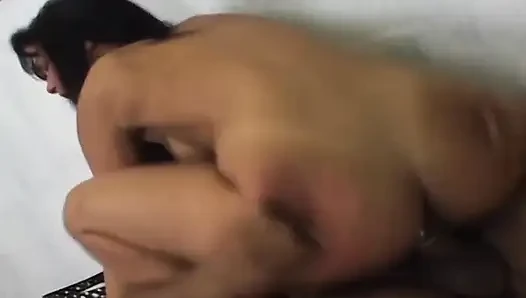 Cewek hot rambut cokelat ini dientot habis-habisan sama besar pria kulit hitam sampai banjir