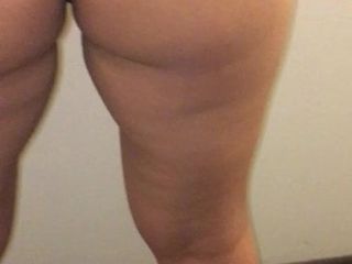 Den sexy Arsch und die Beine meiner Ehefrau berühren