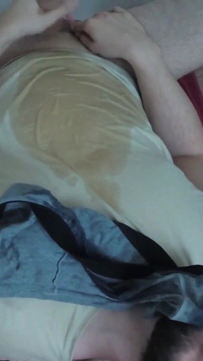 「PISS and CUM in OWN MOUTH - 放尿奴隷痴女を飲み込む」の象徴的な瞬間