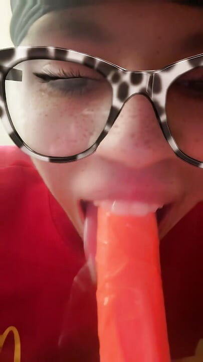 फेमबॉय अपने गले में लंड ले रही है