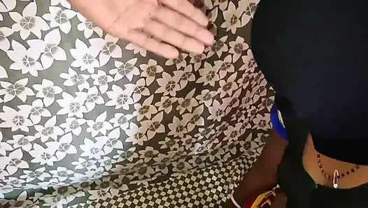 Kırmızı sari içinde clad teyze