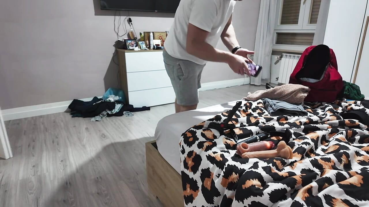 Amíg apa távol van munka miatt, én vigyázok a mostohaanyámra... így nem hiányzik neki a szex...