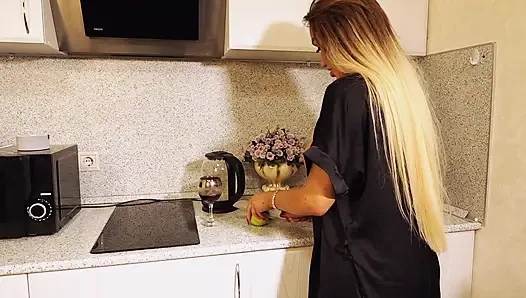 Seks keras di dapur dengan istri teman, kacau di semua lubang, membuatnya menangis