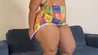 L'énorme cul et les seins d'une latina BBW à gros cul
