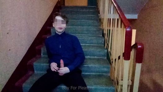 Público masturbándose en las escaleras después de la escuela