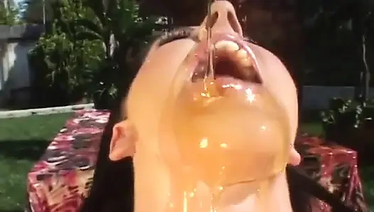 Sürtük fahişe büyük bir yarağı emiyor ve sonra adama biniyor