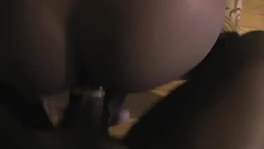 Zenci hatun sürtük sikişmek için dükkanın önünde seçiliyor