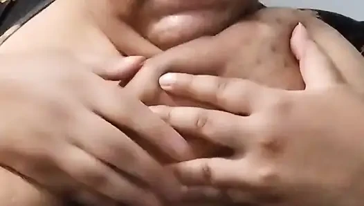 Играю с моими большими сисечками и лижу мои соски!