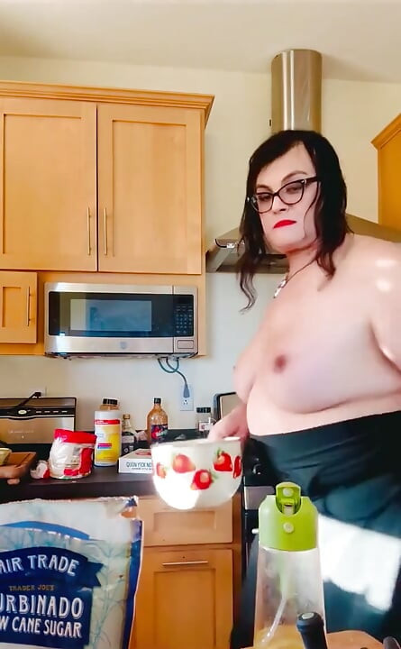 Tante semok bimbo lagi topless bikin chow mein