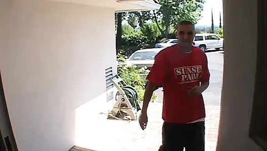 Heiße brünette lutscht und reitet großen schwarzen schwanz