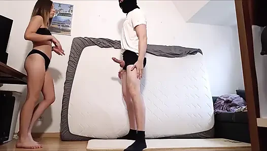 Босая пытка яиц в бикини
