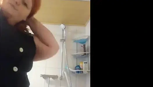 Смотри на меня, горячая жиробасина, принимаю душ.