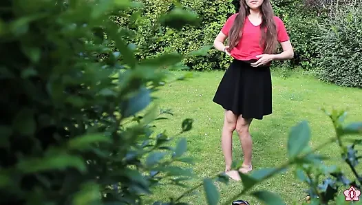 Sklavin mila spielt im freien mit ihrem verletzten rohrstock-hintern