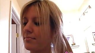 Masturberende tiener Lexy Lohan neemt een ondeugende douche