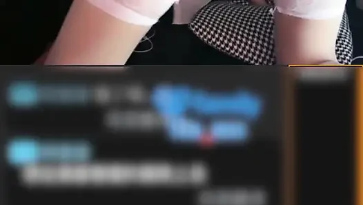 Siaran langsung video guru dibagikan dengan sekelompok pria bernafsu