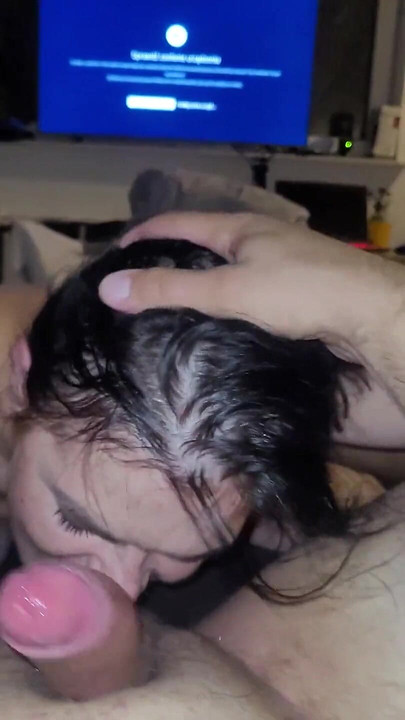 Amaterska crnokosa cura puši kurac tati duboko jebanje u lice