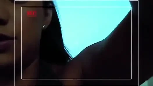 Dua pelacur lapar dan pejantan kontol keras menjadi ceria dengan kamera selama threesome