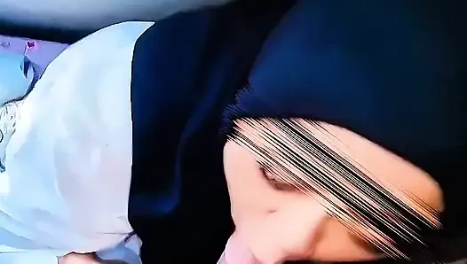 Gadis nakal indonesia berhijab lagi asik nyepong dan ngentot memeknya habis-habisan sama kontol besar pria asia