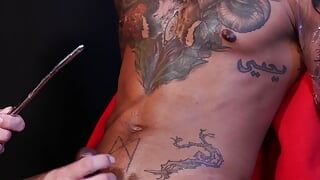 Guy 33 - paja y sonando a una stripper bi, tatuada y extremadamente vocal hasta un enorme orgasmo