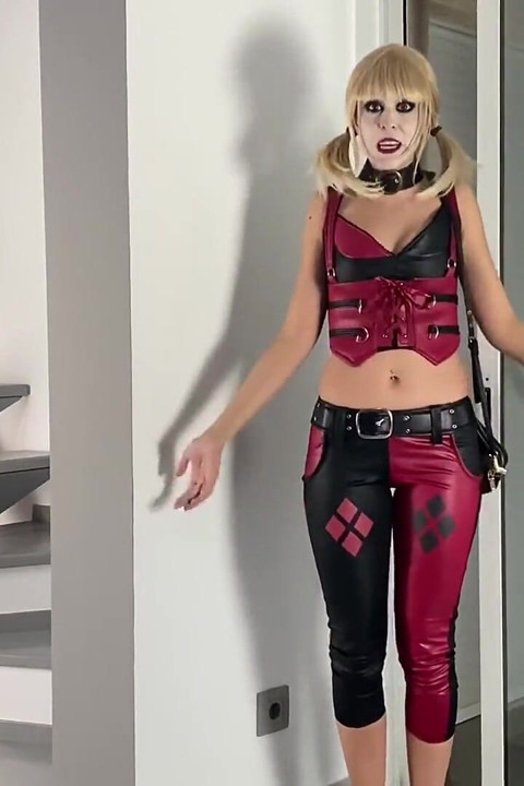 Harley Quinn cosplay canavar yaraklarla üçlü seks