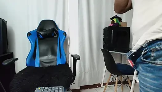 Aku suka temanku dari kantor
