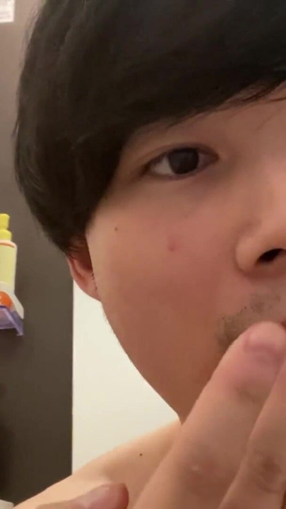 [Masivna ejakulacija] Zgodni mišićavi dečko svršava po licu | Isječak 3