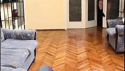 Тинка играет с едой, пока мужик наблюдает