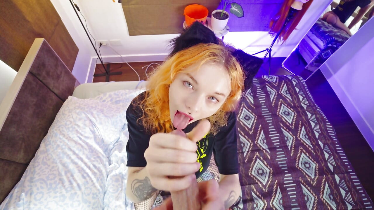 Kitty bediende een grote lul en verdiende wat melk
