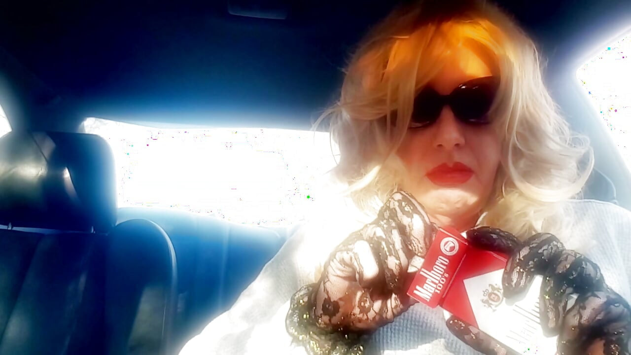 SRA. ROMAN FUMANDO MARLBORO 100'S EN SU COCHE