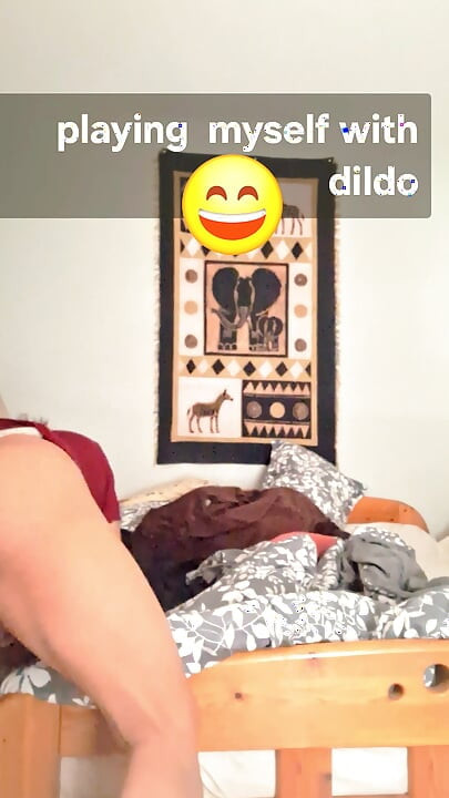 Dildo kullanarak büyük zevk ve eğlenceyle kendimi sikiyorum
