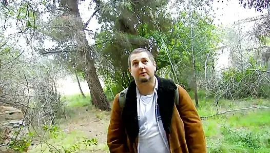 Татуированная девушка трахает киску, сосет член в лесу