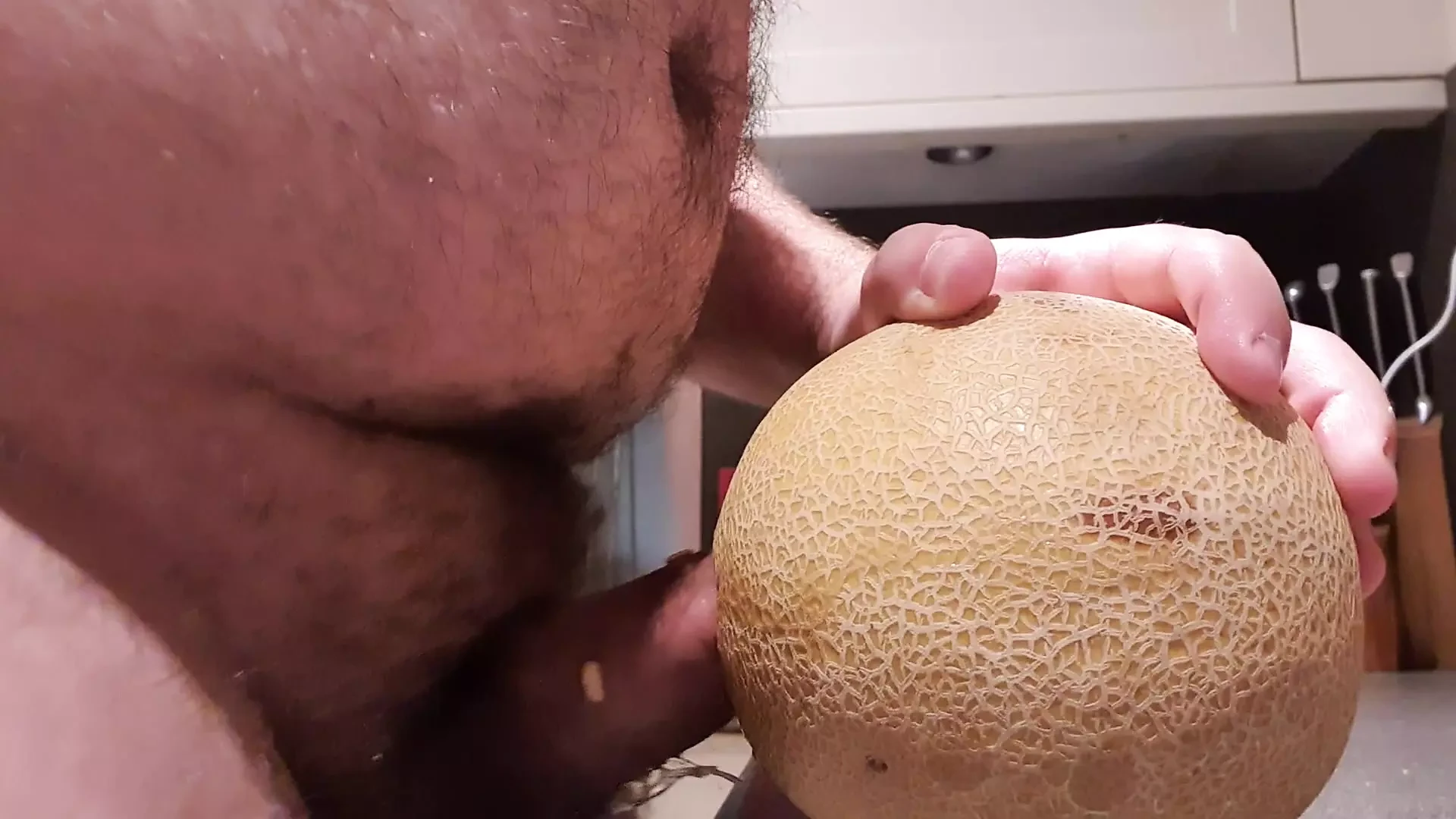 裸体主义者为用餐者操了一个湿润的甜瓜