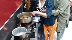 Desi hemmafru har analsex i köket medan hon lagar mat