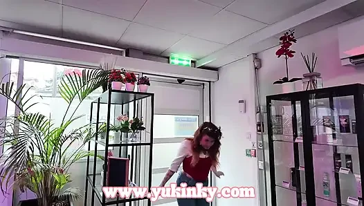 Gloryhole, groß bekommt ihren mund mit sperma gefüllt