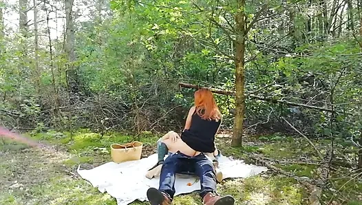 Ormanda kızıl bir tilki yakaladım ve ağzına boşladı!