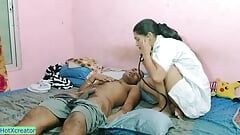 Sexy dokter die zijn grote penis controleert!! Hete Hindi-seks