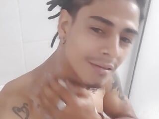 Kolumbiai csillogó fiú zuhanyjelenet
