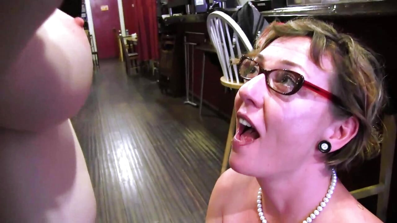 Ein teeny und eine alte milf haben viel vergnügen mit einem großen vibrator.