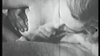 Брюнетка-крошка с вздернутыми сиськами сосет большой член на кровати