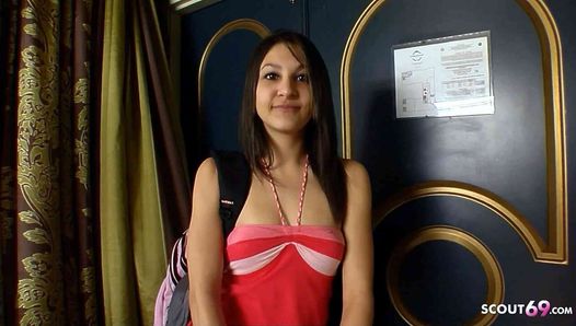 Adolescente Simone de 18 años con tetas pequeñas- primera vez en casting porno de sexo por dotado blanco