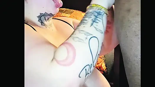 Рыжая Aubrey BigBabe304 сосет на большом толстом черном члене