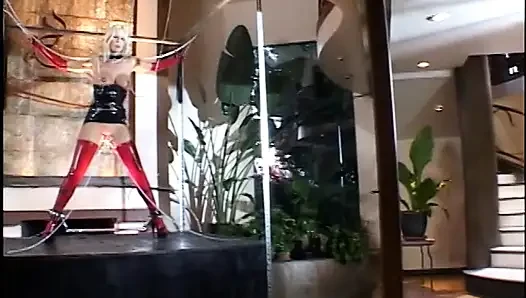 Kızıl saçlı tatlı sürtük ateşli yarak üçlüsünden tatlı sikişiyor